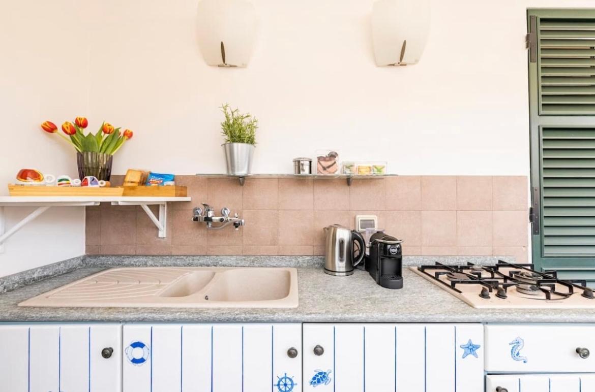 La Casa Al Mare Centro Storico Di Loano Con Garage Apartment Luaran gambar